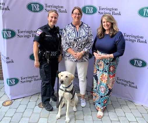 Women posing with k9 officer